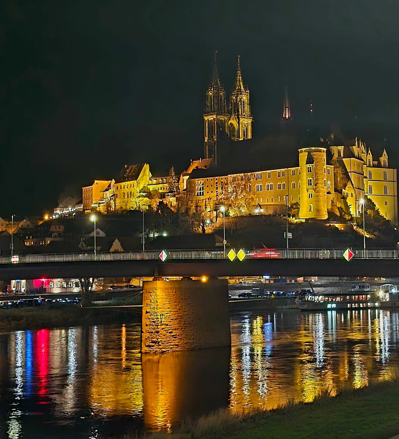 Castle hill with cathedral and Albrechtsburg at night